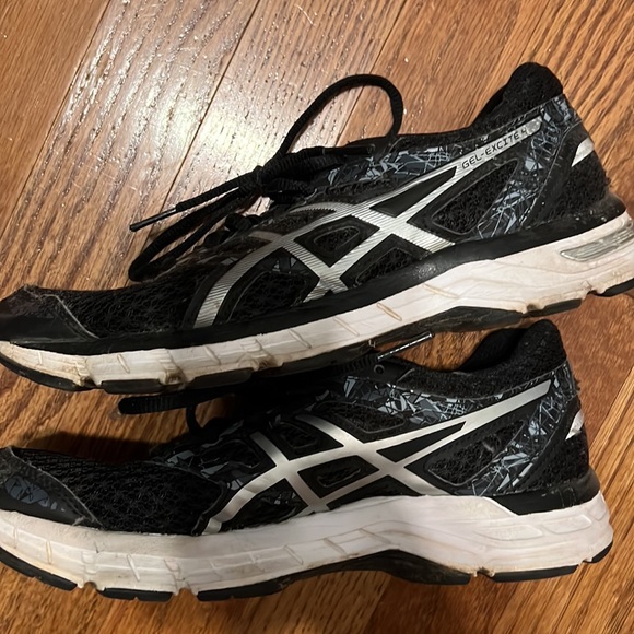 Womens running shoes. Worn maybe twice. - Picture 2 of 3